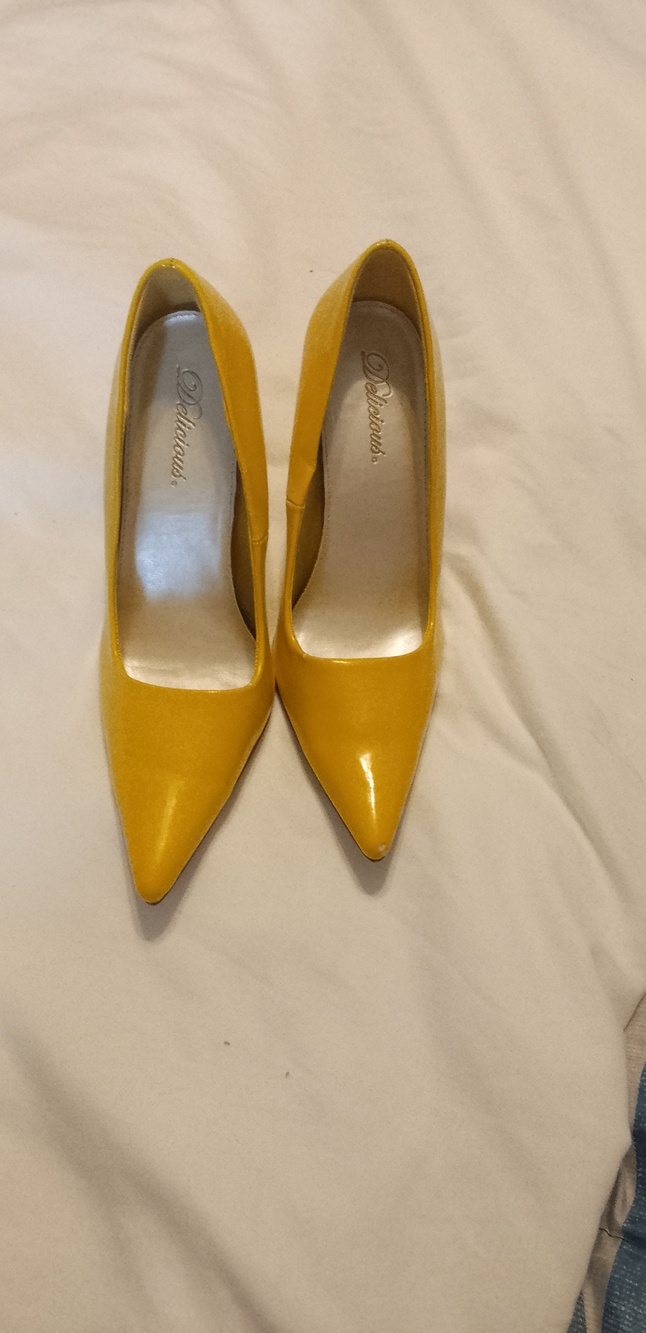 Delicious Bright Yellow Pointed-Toe Patent Pumps
